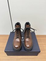 Prada 24Ss普拉达 厚底机车靴！时尚厚底休闲机车马丁靴，独到味道，人人都爱也轻松驾驭每年都会爆.还有就是百搭经典的鞋楦，足以征服你，穿上它，增高休闲两不