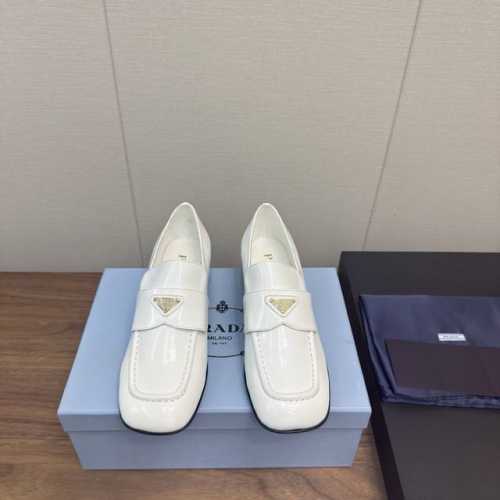 Prada 25ss普拉达早春 新款三角标方头粗跟 乐福鞋平底单鞋 这款精致的亮面皮革乐福鞋采用简约的廓形，饰以经典细节，点缀以别致的金属三角形徽标。鞋面：原版
