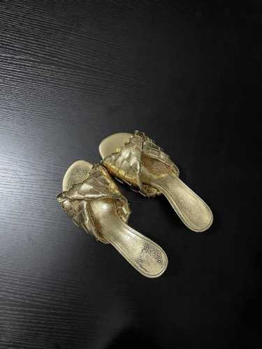 p：460 Bottega Venet* 编织高跟穆勒拖鞋 将经典编织工艺与时尚拖鞋款式巧妙融合。独特的扭结鞋面设计，随性又不失精致感，细高跟增添优雅气质。无论