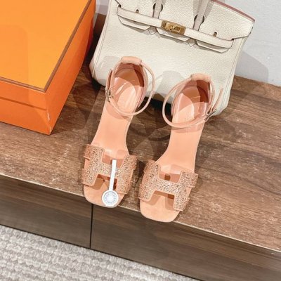10.5cm组图 钻面出厂价 Hermes 爱马仕 Joy 105高跟凉鞋 时尚又百搭 搭配H鞋头 超级舒服 每个细节都做到极致 搭配同色调标志性纯鞋扣 设计简