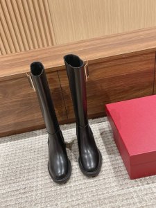 罗杰 维维亚23秋冬方扣粗跟 直筒长靴 简约精致 水钻方扣点缀 气质华丽 小牛皮&开边珠 质感时髦的 原版成型发泡底 脚感轻盈舒适 Size：35-39 40定