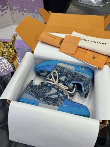 出厂价 面包鞋 又加新颜色啦 4 路易威登走秀滑板鞋爆款， Louis Vuitton Trainer无疑是奢侈品牌推出的最成功的sneaker之一，不过探索的