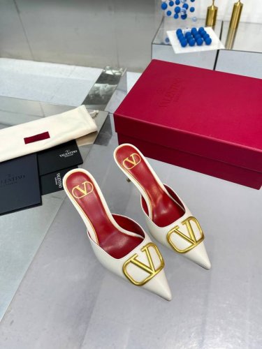 工厂价:330 Valentino华伦天奴全新牛皮半拖版本V扣经典凉鞋 全新原版升级，脚感超级舒适， 方便穿脱 超贴心哦！ 鞋面进口牛皮 内里垫脚混种羊皮 意大