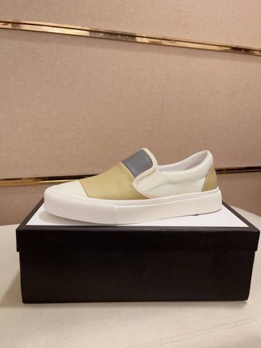 工厂价 新款gucci 古奇 专柜同步上市， 新款男鞋、面料精选进口牛皮，内里:羊皮内里。高端气垫开模防滑橡胶大底，精美线条、简约大气，上脚舒服上挡次、休闲旅游