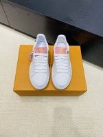 出厂价： Lv路易威登驴牌 L家 休闲 小白鞋 运动鞋 P33原版购入开发 做货 本款 运动鞋取材柔软牛皮革，以明快 Monogram 饰边吹拂清新夏日气息。加