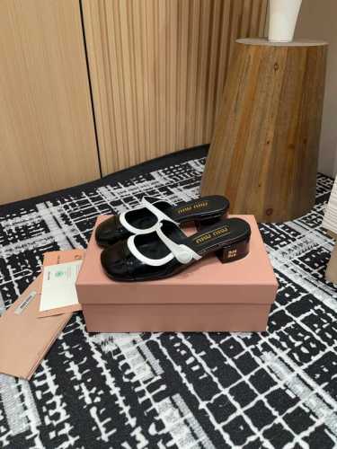 25Ss春夏新款miumiu玛丽珍粗跟包头半拖鞋这款包头凉鞋风格漆面皮革鞋履受童年衣橱的灵感启发，搭配玛丽珍带撞色设计！鞋面：牛漆皮内里：羊皮内里跟高：4Cm鞋