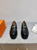Hermes 爱马仕 25ss新款 厚底kelly扣 乐福鞋鞋型很好看，见到到极致的造型，搭配kelly的点缀，高级感十足！面料：原版进口高丝光牛反绒 牛皮内里