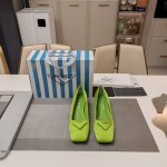 方头三角皮扣单鞋系列 顶级包装配套最高版本 Prada 2025S普拉达春夏新品， 顶级版本 实力来袭！ 复古时尚普拉达公主糖果风包扣单鞋，少女必备 制作细节：