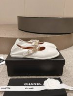 出厂 。Chanel 24A手工坊玛丽珍单鞋 小香最近爆款系列 金币设计还是蛮复古 Vintage的，和toga Pulla放在一起毫无违和感 鞋型很秀气 上