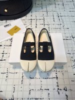 Maison Margiela 24 马吉拉帆布系带分趾鞋 很白净的款式 分趾系带小白鞋 马吉拉标志的分趾设计搭配一点点小心机的带子设计 很简约很有特色 脚感舒
