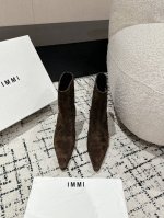 顶级版本 Immi 24 早秋新款 专柜卖断货的火爆款推荐给大家 简单不乏设计感，时髦单色款靴指数满分 好穿百搭绝绝子单品 增高效果肥肠好 面料：羊京 石头纹牛