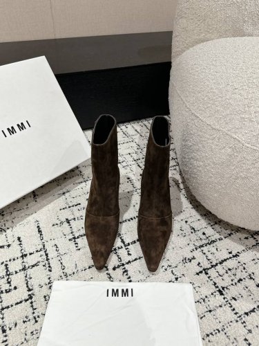 顶级版本 Immi 24 早秋新款 专柜卖断货的火爆款推荐给大家 简单不乏设计感，时髦单色款靴指数满分 好穿百搭绝绝子单品 增高效果肥肠好 面料：羊京 石头纹牛