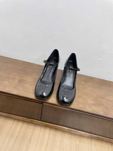 顶级版本代购级celine 24Ss 早秋新款高跟复古玛丽珍单鞋 超级减龄的少女款，一双过分美丽的玛丽珍鞋 穿脱很方便，柔软的漆皮面料加分时髦度，我要通过这款鞋