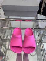 BALENCIAGE 巴黎世家 Pool Crocs 合作款厚底拖原版1:1还原，单码单模，大小合适，舒适度满满，后跟和原版一致有码标，所有鞋面颗粒感，鞋底纹路