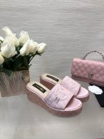 小香24p春夏新品厚底满钻拖懒人一字拖鞋懒人必备穿了会上瘾的拖鞋巨软巨舒服 让你摆脱一切的束缚感呆萌的面包鞋型 对脚宽的宝宝很友好大底有一定的厚度 穿上巨显腿细