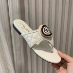 Chane*｜小香25P春夏新品 双C平底拖鞋 夏天的人字拖莫名让人感到自由 双C大Logo大气上档次 也太好看了吧 上脚超秀气显白！ 鞋面采用原版定制材质 内