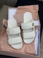 凉鞋P380拖鞋P350 miu Ss24 New Arrival～ miu 24春夏沙滩凉鞋系列 小羊皮材质，Miu家标志性电绣呈现的菱形格纹，精致慵懒，很有