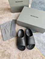 p210 爆款 Balenciaga 巴黎世家最新款洞洞拖鞋出货啦！ 一款火遍Ins、小红书各大平台的凉拖！ 采用高科技材料、模具一体成型、既轻便、又耐磨、还防