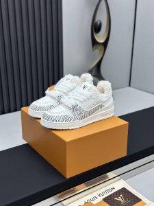 工厂直销 莞产高端货源 水洗裂纹工艺顶级版本 LV-路易威登-经典走秀新款空胶工艺 原版1：1开发复刻！！上脚非常舒适 奢侈用料，做工精细，中底印有欧洲制造英文
