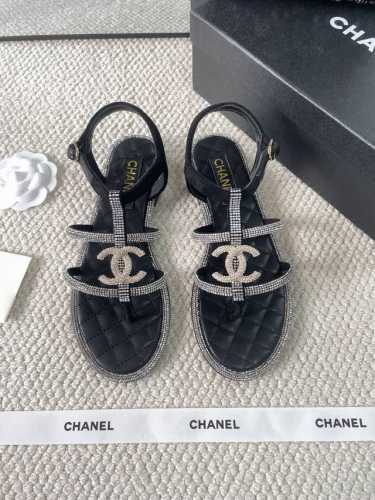 chanel 水钻夹脚凉鞋，三条带可以很好的修饰脚型，真皮大底，款式多简单大方，上脚非常漂亮，又特别舒服，强烈推荐款！鞋带镶上闪闪小钻，中间双C大钻扣，非常耀眼