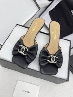 390顶级版本Chanel 香奈儿2025早春新款双C珍珠扣酒杯跟拖鞋 众多明星网红上脚，国内外博主刷爆的一个百搭系列，春夏衣橱搭配必备 凉鞋首选. 鞋面：进口