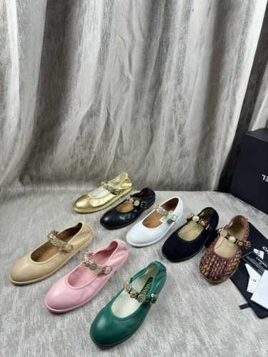 Chanel丨24A高级手工坊系列金币玛丽珍鞋芭蕾舞鞋 金币复古 Vintage设计～，干练又慵懒随性 妥妥的甜酷风！金属徽章元素显得十分精致，真的是被每一个细