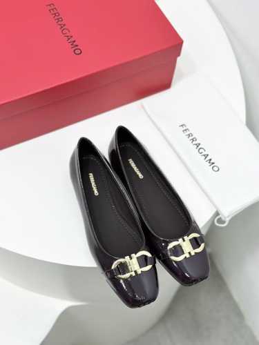 冲量价 24Ss Ferraga*O菲拉*慕新版gancini马蹄扣皱漆皮平底芭蕾舞鞋！ 菲拉*慕芭蕾舞鞋又出新款啦～今年大热的芭蕾风，时尚精人手一双 面料：进