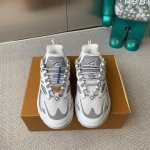 代购级 Lv Runner Tatic运动鞋混合网格织物和牛皮革制成的麂皮，延续跑鞋的设计精髓，瞩目亮相路易威 春夏秀场。L ”V 字母和 Monogram 花