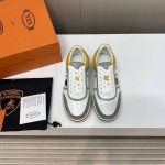 出厂价 顶级品质 Tods 托德斯~兰博基尼世纪联名 代购级品质 最新情侣款联名豆豆底运动鞋；老爹鞋 肖战同款 小红书种草系列~~ 鞋头、后跟、鞋底缀以橡胶豆豆