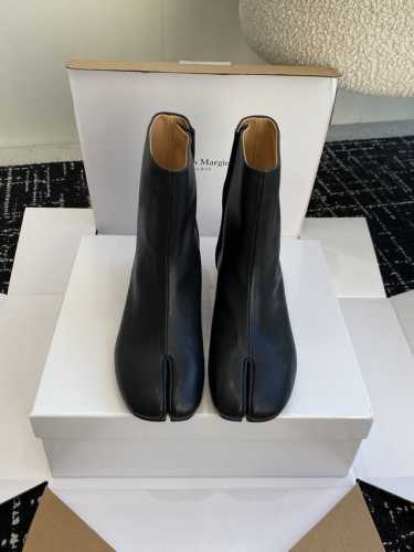 东莞代购级 Maisonmargiela Mm6 马吉拉分趾系列低跟分趾靴 代购同渠道硬货 区分市场low版 原版套楦鞋型很经典，不管是价格还是品质通通秒杀市场