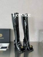 厂批： 顶级版本 范思哲 Gianni Ribbon 美杜莎方头长靴 Go 材质： 鞋面： 进口优质羊皮 内里垫脚： 进口优质山羊皮 跟高：. 鞋底：意大利it
