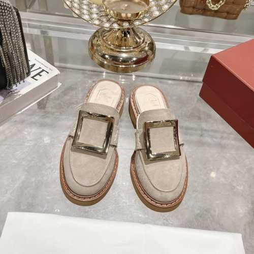 出厂 Roger Vivier 』24年新款经典铜扣和钻扣拖鞋 购入原版1:1打造复刻，复制出与原版无差别的对比 自带增高拉腿效果绝了 搭配钻扣 方扣一眼就被惊