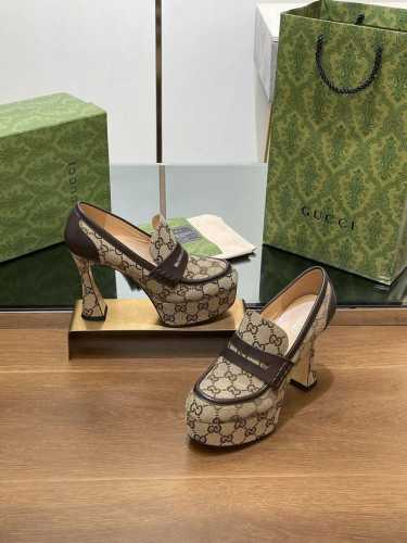 Gucci 古奇2024秋冬新品防水台套脚单鞋，马蹄跟高厚底防水台学院风玛丽珍慕勒鞋 走秀新款 凹造型必备款 原版套楦 高端品质 这款单品颇具辨识度长条元素令这
