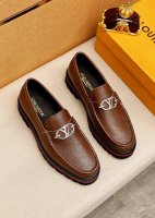 商品商标：Louis Vuitton 路易威登 休闲皮鞋 正码码数: 38-44 45.46订制 商品材料：精选 进口头层荔枝纹牛皮鞋面+原版五金扣，进口头层牛