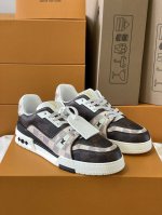 顶级版本 情侣款上线本款 LV Trainer运动鞋款号 1AAST3 此款选用Damier粒面牛皮革玩味色彩和比例玄机，再以工致鞋面和侧面手写体路易威登标识压