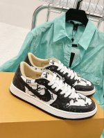 出 情侣款 Lv X Nike 最新联名款！潮酷火爆休闲运动鞋，配色无敌，设计思路基本上是延续 The Ten 的风格，Swoosh 车线、鞋舌标签视觉效果相当