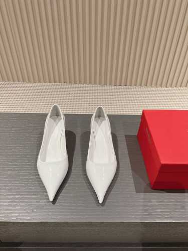 出厂 ，Ferragam*走秀款绝美尖头高跟鞋坡跟高跟鞋重回时尚圈独特的高跟鞋，穿上它你就是时尚界女王，精致女人的必备神器 材质：Zp订制漆皮面料 内里：牛皮