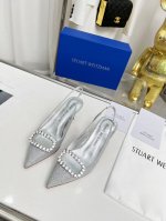 出厂价 元新款欧美尖头水钻包头凉鞋stuart Weitzman 百搭方钻扣浅口设计 气质又经典，上脚女神中的高级感 面料：漆皮、银色特殊材料 垫脚：混种羊皮