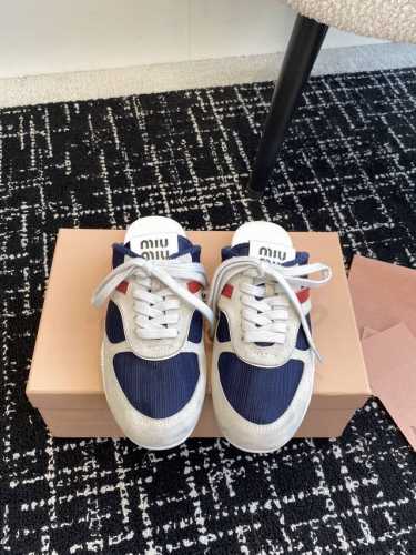 代购级 Miu Miu 25Ss 春夏新款走秀miumiu 德训 休闲拖鞋 秀场工艺来自miu Miu系列的细节特写 新季的潮流要素一 与此刻挚爱的概念，多元对