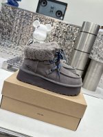 ugg 官网同步芙卡拉 鞋底厚底：约3.8厘米 鞋面设计，采用优质翻毛皮鞋面，聚酯纤维鞋带，易于打理，舒适与时髦一并拿捏。鞋内里材质，采用隆丰羊皮毛一体，鞋底材