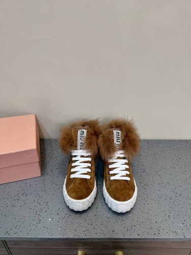 Miumiu 缪缪雪地靴棉鞋 24Ss秋冬新款棉鞋毛毛单鞋 来自miu Miu系列的细节特写 新季的潮流要素 与此刻挚爱的概念，多元对撞，传达现代风格怎么穿都好