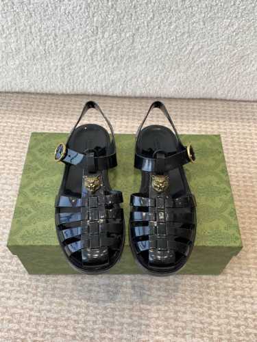 Gucci春夏新款 双G果冻凉鞋 TPU材质。专柜购买原版 ，所有细节、材料 ，全部跟你在专柜买到的都一样 ！模具耗时一个半月，一对鞋子的模具重达1吨！真正能做