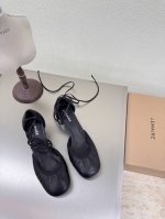 中跟包裹层皮 罗马绑带 小羊皮 Lemaire 来自法国巴黎 设计师品牌 女鞋 黑色 真皮包跟 档次满满 防滑大底设计 将肌肤分割成块面，有着若隐若现的魅力。