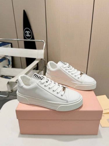 冲量价 时髦精必备 Miu Miu 休闲鞋 家人们，今天必须给你们分享 Miu Miu 的这款休闲鞋！简直太好看啦！ 它的设计简约又不失时尚感，经典的款式超级百