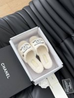 Chanel 24B新款毛毛拖鞋！ 这款毛拖真的是真太可爱了～ 柔软蓬松的毛毛，舒服暖脚 增高显腿长 秋冬搭配袜子休闲又慵懒 上脚真的好看又时髦 进口羊毛，手感