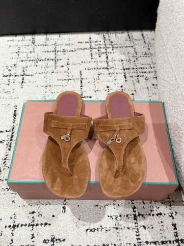顶级版本 代购级 Loro Piana L 新款英伦夹脚拖鞋 凉鞋 咱家做是全羊京 不是市场磨砂材质哈 原来这就是传说走两万步都不会累脚的夹脚凉鞋把颜值和脚感都