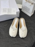 高定品质！Maison Margiela MM6分趾鞋 Tabi 意产植鞣羊皮！对小个子的女生来说，实在是太友好了！时尚又不失时髦，日常通勤穿也不会累脚。欢迎对