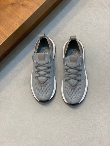 Tods男士休闲运动鞋本款tod’S 运动鞋以新颖设计吸引眼球,橡胶豆豆尽显品牌传统元素 绒面皮革拼光滑皮革制成,拼缝织物，触感柔软,侧边饰以tod‘S 标识鞋