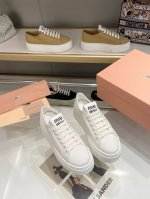 Miumiu 缪牛 春夏最新饼干小白鞋 近两年人气水涨船高的 了手袋和服装以外 小白鞋更是受到时尚博主的青睐。 完美融合运动风和精致女人味。纯白的鞋鞋型偏瘦一点
