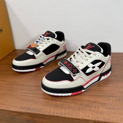 新款lv Trainer 运动鞋出货 本款 Lv Trainer 运动鞋以正绒面和粒面牛皮革重绎 Virgil Abloh 的经典之作，再为同色系橡胶外底点缀